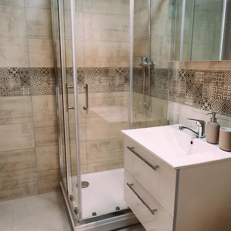 Utulny V Centre S Parkovanim Apartmán *